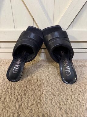 Gianni Bini Black Padded Designer Sandals Size 6.5 Like New